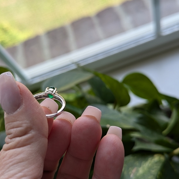 18k Diamond and emerald ring size 7 - Picture 7 of 10